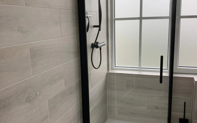 Dijkhofje, dichtbij strand, zee en meer.