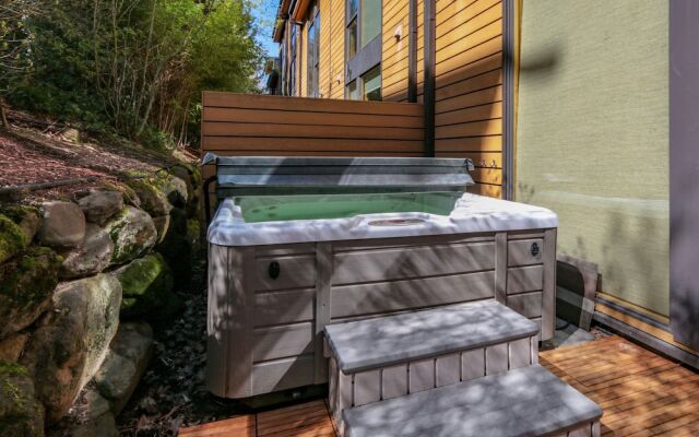 FOUR Condo with Columbia River Gorge View and Hot Tub by RedAwning