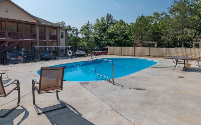 Rockwood Lake Lodge 7 Bedroom Home by RedAwning