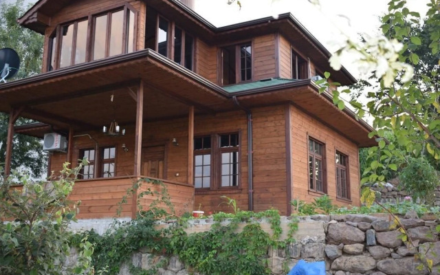 Zahi Bungalov