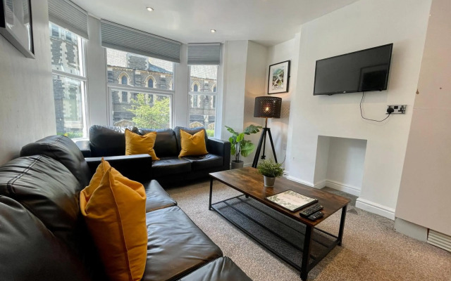 6 Person, 4 Bedroom Light, Warm & Modern Apartment