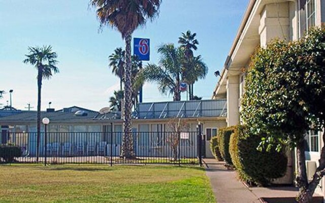 Super 8 Motel - Merced