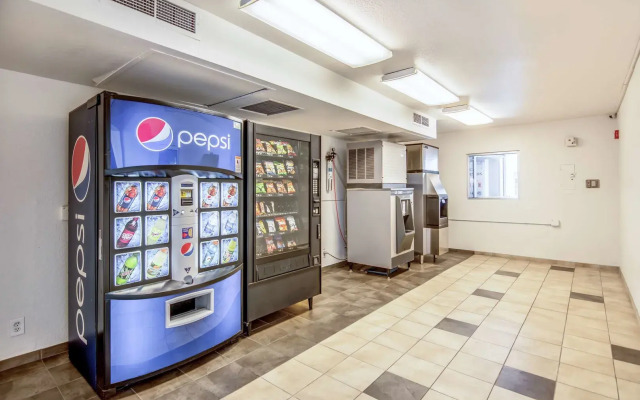 Super 8 by Wyndham Tracy