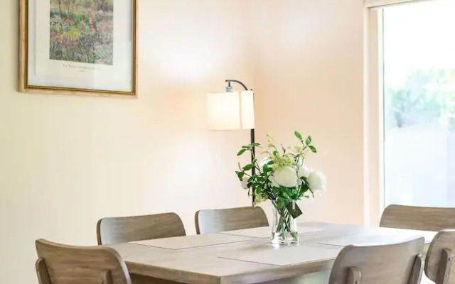 Cozy Family Retreat With Fireplace Spacious Yard