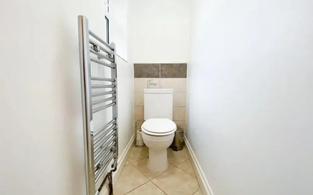 Central 4-bed House in Reading