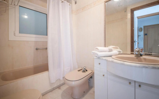 R126 Beachfront Apartment Sant Salvador