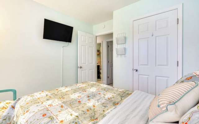 Cozy Goose Creek Escape w/ Patio & Grill