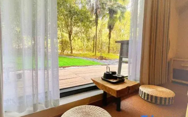 Weary people go back home