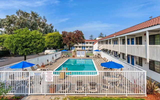 Super 8 by Wyndham Petaluma