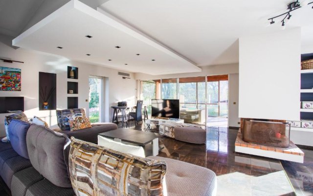 Serene Luxurious Hillside Villa Near Cannes