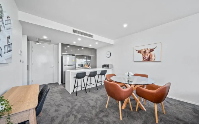Stylish 1-bed Retreat Steps From Foreshore