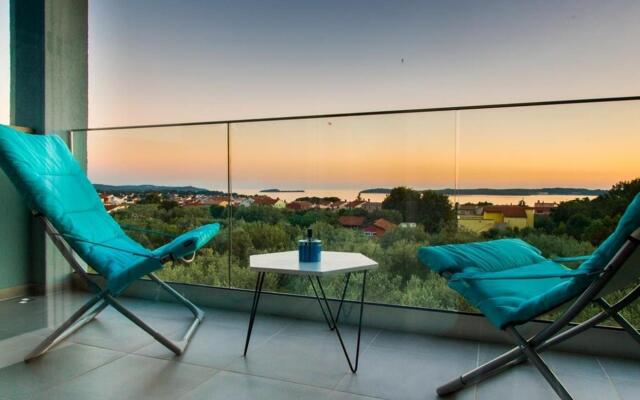 JoNa - with pool - H(8)