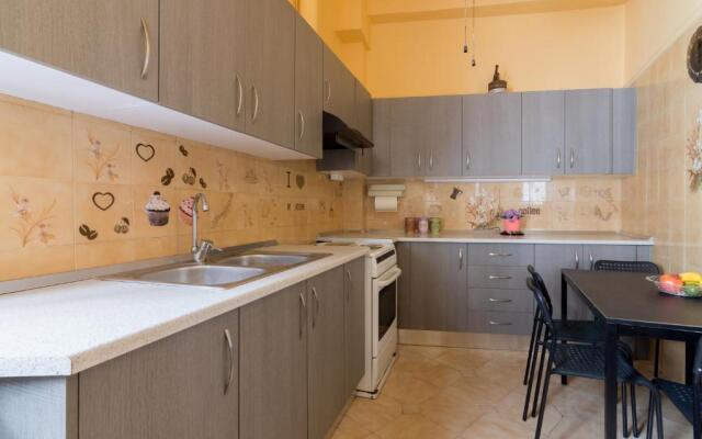 Delightful 2 bedroom flat next to Mikrolimano