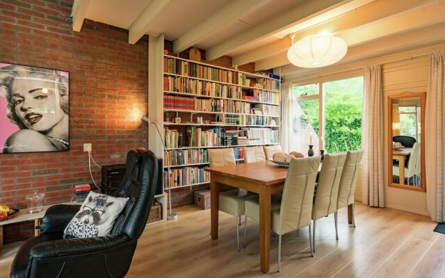 Cosy Holiday Home in Lauwersoog by the Lake