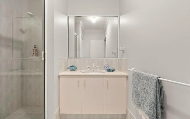 Canal Home -Close to Beach and City Centre