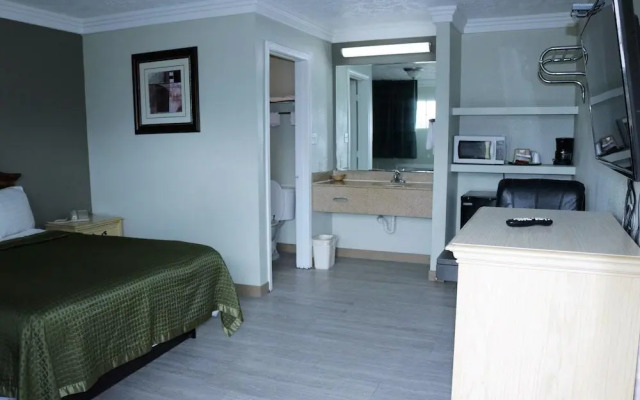 Deluxe Inn Motel