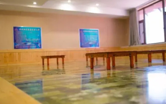 Linjiang Huayuan Hotel