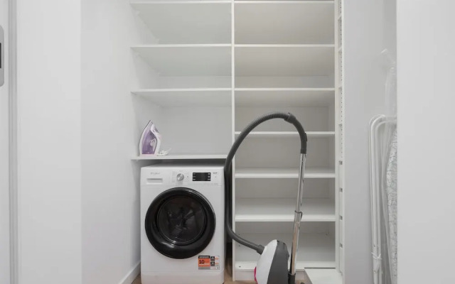 Bright Apartment With Parking by Renters