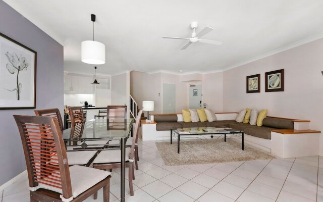 Poolside Apt Absolute Beachfront Resort