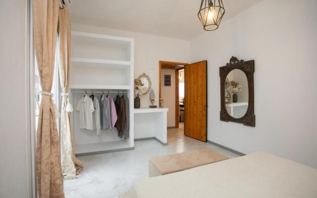 white house apollon naxos