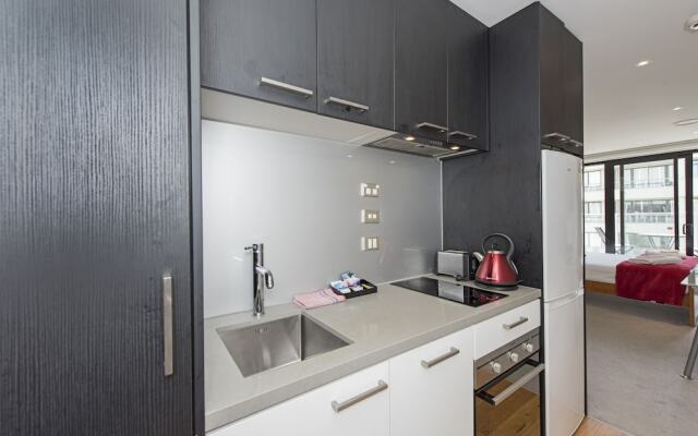 Colourful Bright Studio, Queens Resid, Pool & Gym