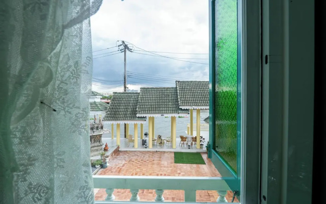 RoomQuest Baan Khun Phra The Iconic