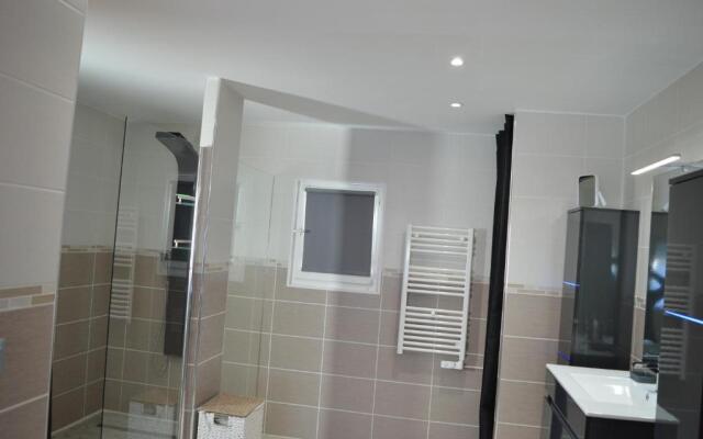 Appartement spacieux 10 mn plage wifi stationnement