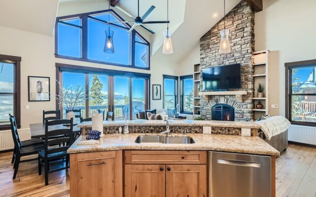 Slopeview Sanctuary 4 Bedroom Home by RedAwning