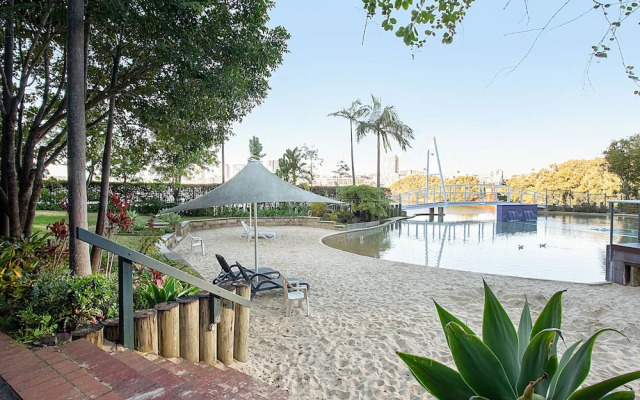 Homebush Bay Self-Contained Modern Two-Bedroom Apartments (BEN)