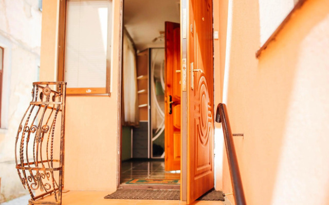 Біля цирку (Near the circus)