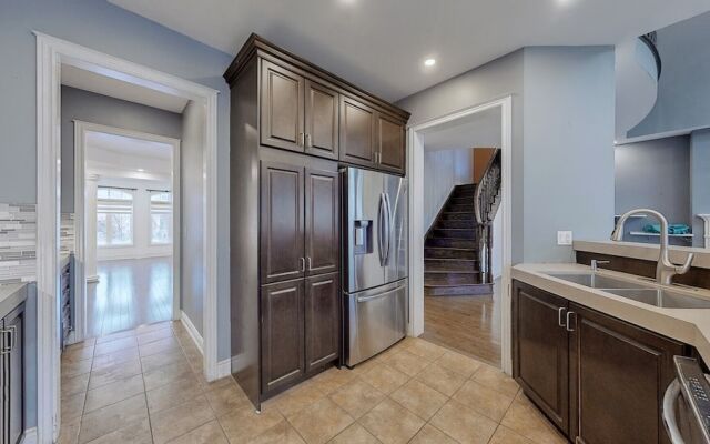 Spacious Family Haven: Modern 4-bedroom Luxury Home
