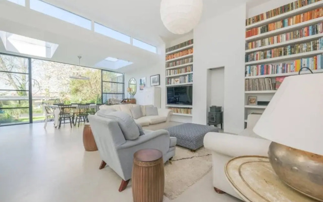 Spacious 5 Bedroom Home With Parking