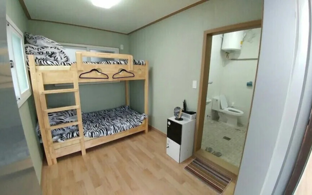 Ninano Guesthouse - Hostel