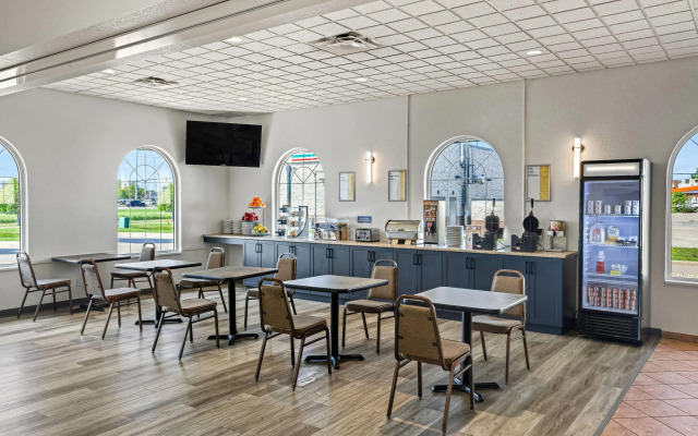 Days Inn & Suites by Wyndham Winkler