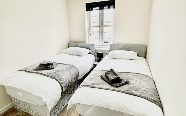 Remarkable 3-bed House in Reading