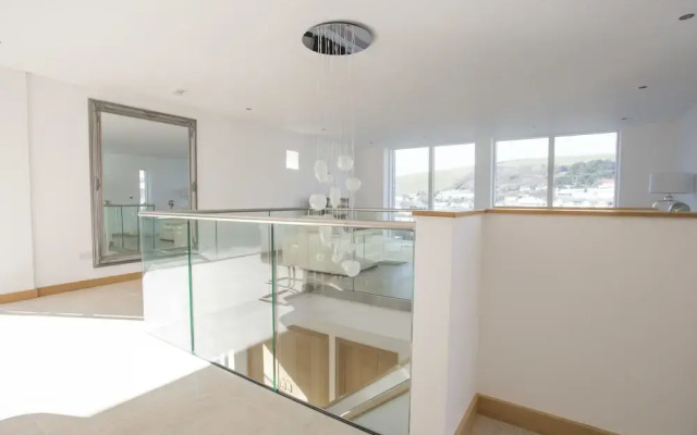 4 bed beach house with hot tub