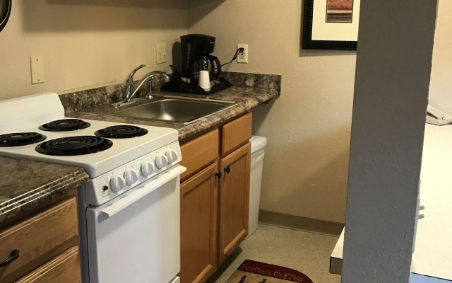Lakeshore Inn & Suites