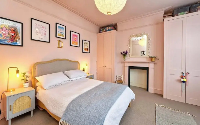 4 Bedroom House, Barnes