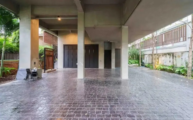 Luxury Pool Villa With Jacuzzi & Lift by Thonglor
