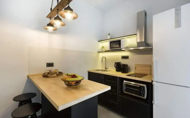 Atmospheric Apartment Near Acropolis by Cloudkeys