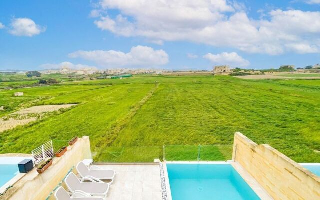 Amazing 4 Bedroom Holiday Home With Infinity Pool