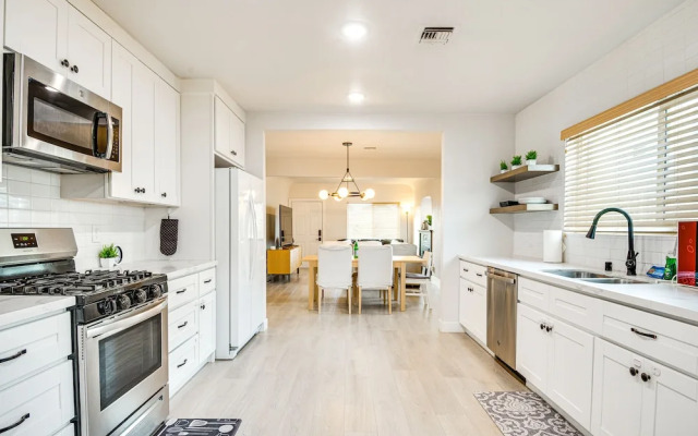 Centrally Located Los Angeles Home w/ Courtyard