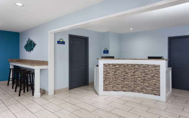 Days Inn & Suites by Wyndham Sellersburg