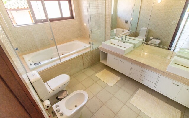 Mansão Pé na Areia Ferradura com 4Suítes