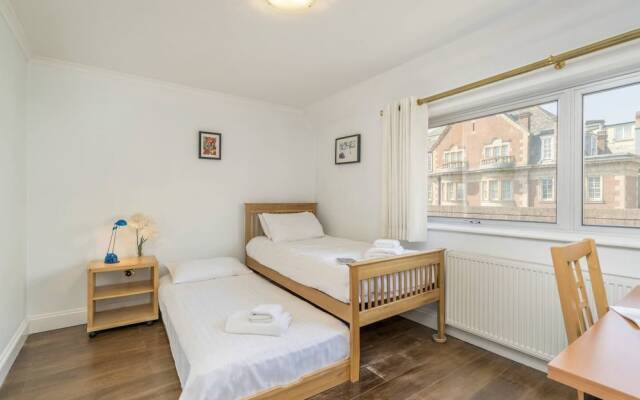 Elegant 3 Bedroom Flat Close To Kensington Garden