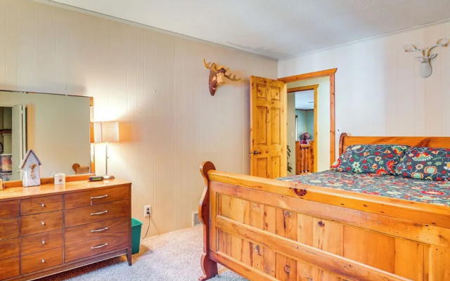 Lake Tomahawk Fall Retreat w/ Foliage & Lake Views