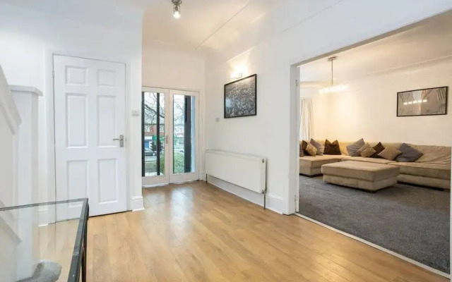 Spacious House With Parking Near Heaton Park