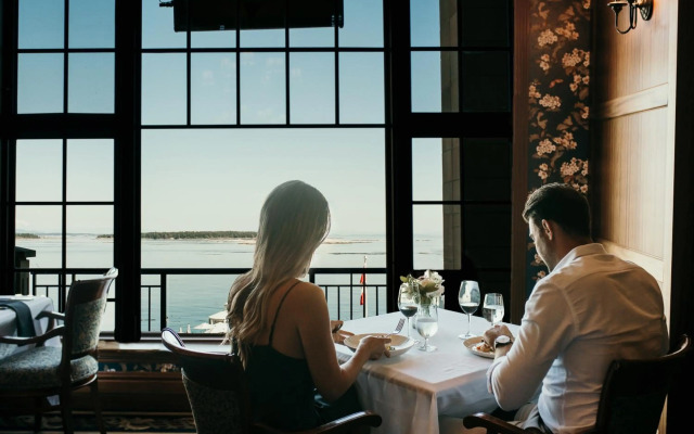 Oak Bay Beach Hotel