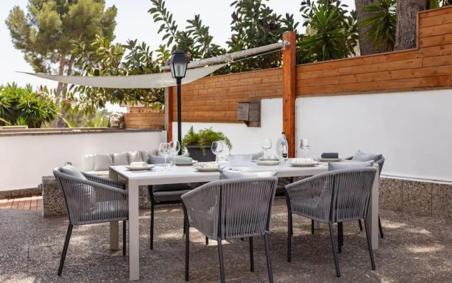 Moderna villa con piscina y amplio jardín