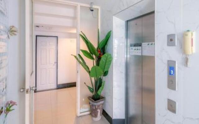 Modern Unit at Lumpini,Sathon by Sabai